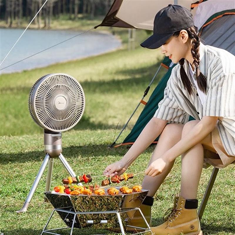 美的（Midea）戶外風(fēng)扇無線充電落地扇折疊收納直流變頻臺式桌面小風(fēng)扇家用電風(fēng)扇磁吸遙控便攜輕音節(jié)能搖頭電扇